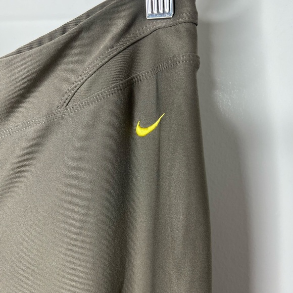 NIKE- Drifit flare leggings size medium (8-10) olive green - Picture 2 of 4